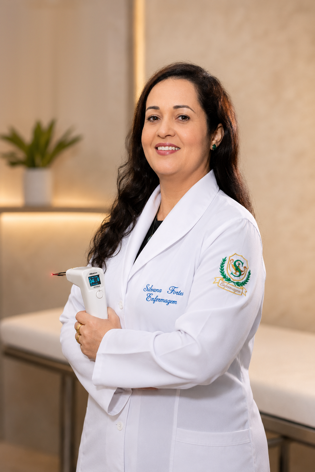 Silvana Fortes, enfermeira, com o aparelho de laserterapia